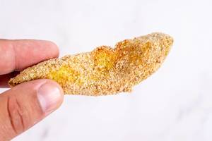 Finger Food: Panierte Avocado Ecke in der Hand