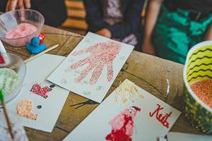 Fingerkunst: Handgemachte Grußkarten und Basteleien von Kindern
