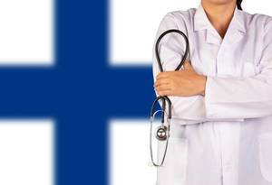 Finnisches Gesundheitssystem symbolisiert durch die Nationalflagge und eine Ärztin mit Stethoskop in der Hand