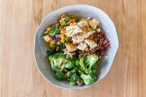 Fintess bowl - Chicken, Broccoli and other vegetables top view