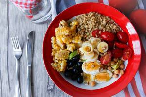 Fitnesssalat mit Quiona, Kichererbsten, Tomaten, Mais und Ei
