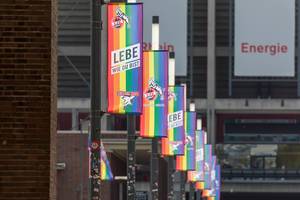 Flagge zeigen für Vielfalt und eine bunte Gesellschaft: LGBTIQ Aktion "Lebe wie du bist" der Kölner Haie und des Fußballvereins 1. FC Köln