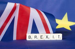 Flaggen des Vereinigten Königreichs und der Europäischen Union mit Brexit-Text
