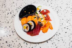 Flatlay eines japanischen Mittagessens, mit Sushi auf einem Teller