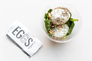 Flatlay: Salat mit gekochten Eiern in transparentem Einwegschüssel von Amazon Go