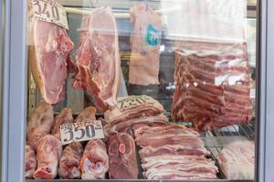 Fleisch in der Kühlvitrine am Kapani Markt in Thessaloniki