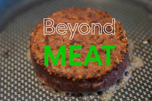 Fleischersatz von Beyond Meat Burgers, mit dem glutenfreien und vegane Burgerpattie ohne Soja, gebraten in einer Pfanne