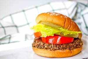 Fleischfreies Fast-Food: Veggie-Burger mit Tomaten