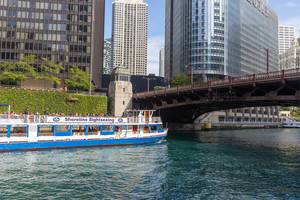 Flussfahrt für Touristen auf dem Chicago River in der Innenstadt von der amerikanischen Metropole