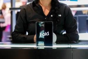 Foldable Device: Samsung Galaxy Fold 5G mit aufgeklapptem Display steht aufrecht auf einem Präsentationstand der IFA-Messe in Berlin