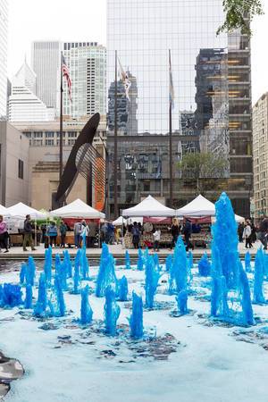 Fontäne beim City Market in Chicago mit blau gefärbtem Wasser