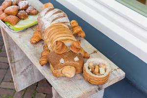 Food art: Creating an animals made out of bread and croissants, in front of a bakery
