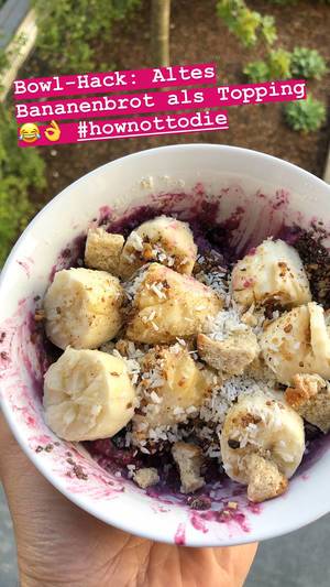 Foodblogger auf Instagram postet gesunde Frühstücksidee mit altem Bananenbrot und Kokosraspeln