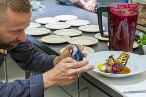 Foodblogger: Koch fotografiert sein Essen, zubereitet mit WMF-Küchenmaschinen
