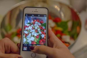 Foodblogger macht ein Salat-Bild