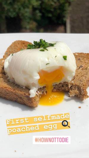Foodblogger posts instagram picture of first self-made poached egg on a slice of bread as vegetarian breakfast idea