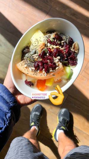 Foodblogger posts Instagram picture of healthy veggie meal by pentahotels, made of fruits, cherries and nut mix