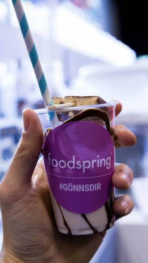 Foodspring Fitness Food Snack mit Strohalm und dem Motto #GönnsDir auf der Fibo in Köln