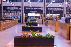 Foodstores and plants in Timeout Market in Lissabon