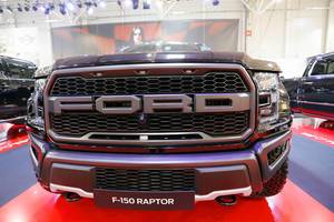 Ford F-150 Raptor Pick-up, Nahaufnahme von vorne mit großer Ford Beschriftung