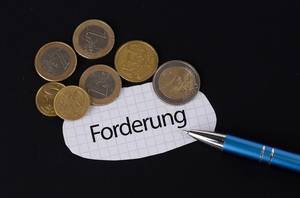 Forderung text on piece of paper