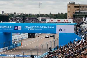 Formel - E Autorennen auf dem Tempelhofer Flughafen Berlin, mit vollen Besuchertribühnen
