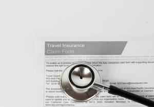 Formular einer Reiseversicherung und ein Stethoskop