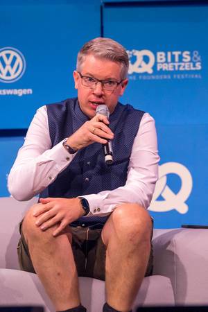 Frank Thelen in Tracht spricht auf der Bits & Pretzels