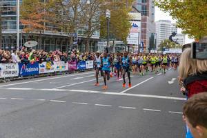 Frankfurt Marathon Start den Pacern in front das Feld anführend