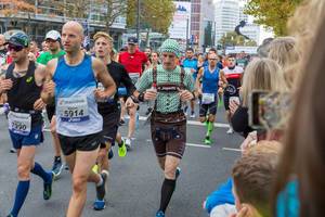 Frankfurter Marathon Läufer im Bayrischen Kostüm Lederhosen und Trachtenhemd Trikot