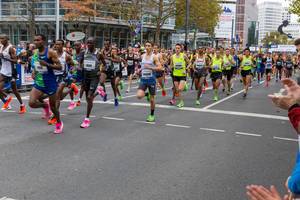 Frankfurter Marathon Profi Läufer kurz nach dem Start in der Masse