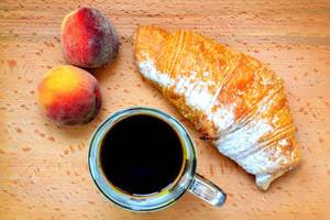 Französisches Frühstück: Kaffee, Croissant und Obst