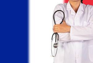 Französisches Gesundheitssystem symbolisiert durch die Nationalflagge und eine Ärztin mit Stethoskop in der Hand