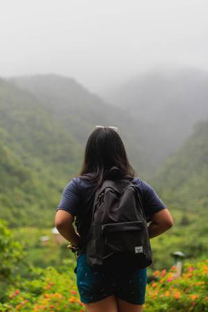 Frau betrachtet die Aussicht von Patag nahe des Campuestohan Highland Resorts in Talisay City, Negros Occidental auf den Philipinnen