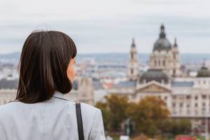 Frau genießt die Aussicht vom Burgpalast über die Stadt Budapest in Ungarn