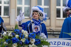 Frau in Uniform der Blauen Funken begrüßt die Zuschauer - Kölner Karneval 2018