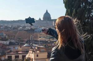 Frau macht ein Urlaubsfoto im Italienurlaub