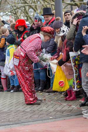 Frau schenkt einem Kind ein Ballon - Kölner Karneval 2018
