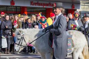 Frau von der Kölnischen Karnevalsgesellschaft 1945 mit einem Pony - Kölner Karneval 2018