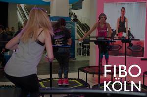 Frauen beim Jumping Fitness auf Trampolins mit Sportrainerin, neben dem Bildtitel "Fibo Köln"