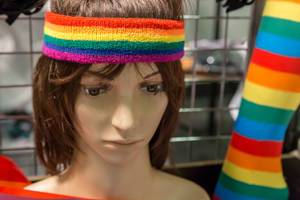 Free Hugs Stirnband in Regenbogenfarben