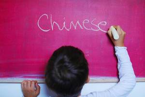 Fremdsprachen: das Wort "Chinese" wird mit Kreide auf einer pinkfarbenen Tafel geschrieben