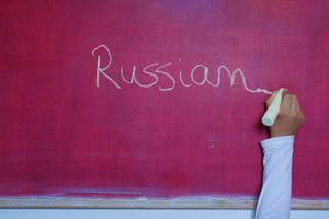 Fremdsprachen: das Wort "Russian" wird mit Kreide auf einer pinkfarbenen Tafel geschrieben