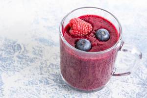 Fresh and healthy Blueberries and Raspberries juice in the glass