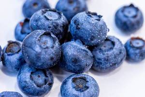 Fresh Blueberries on white background (Flip 2019)