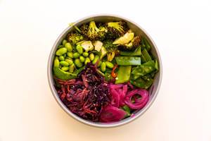 Fresh Eden Bowl with sugar peas, Edamame, spinach salad, roasted broccoli, rucola, pickled onions, sesame raw