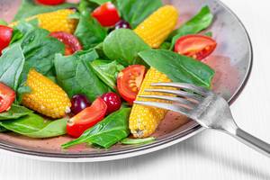 Fresh spinach, tomato slices, dogwood berries and corn. The concept of healthy food (Flip 2019)