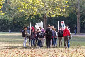 Fridays-for-Future-Bewegung in Köln: Kinder und Schulgruppen nehmen am Protesttag teil, um für einen Wandel der Klimapolitik zu demonstrieren