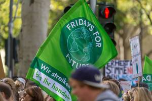 Fridays for Future Fahne umringt von friedlichen Demonstranten