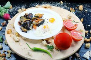 Fried eggs with grilled vegetables and tomatoes